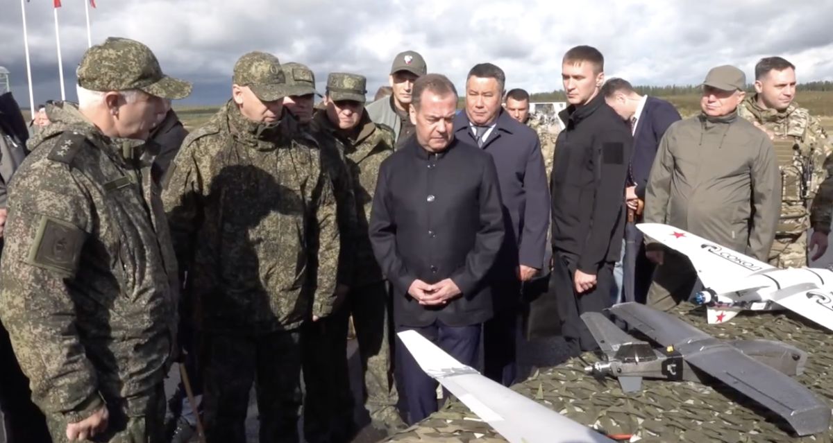 Медведев ознакомился с разработками против дронов
