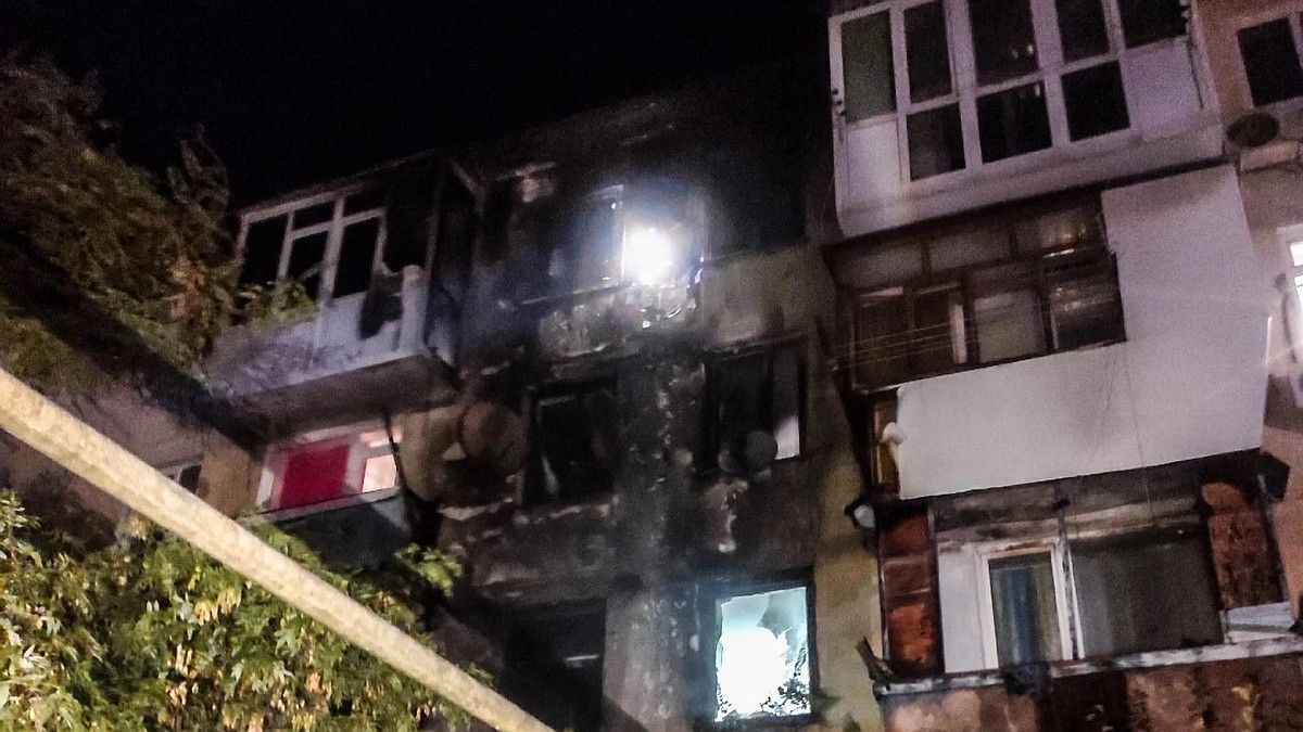На пожаре в Севастополе спасли 12 человек, еще 20 эвакуировали
