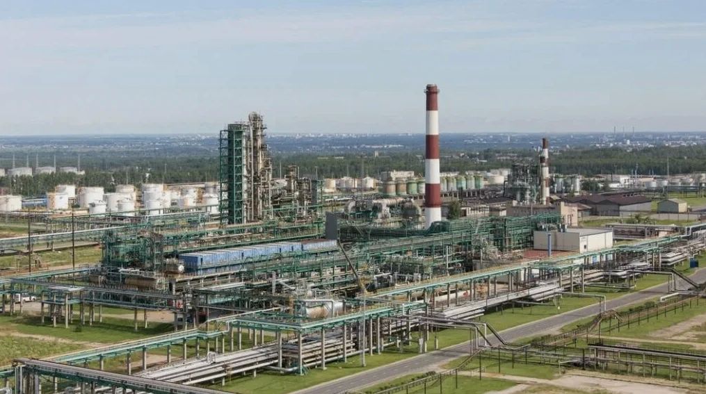 Главные новости к утру:. Ярославская область подверглась атаке беспилотников, повреждён НПЗ, выбиты окна в нескольких многоквартирных домах, повреждены автомобили