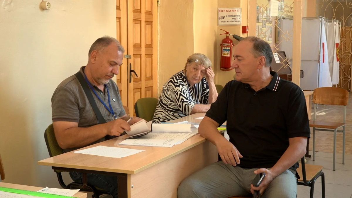 Дмитрий Белик: Дорогие друзья! В Севастополе начались основные дни голосования за кандидатов в депутаты Государственной Думы IX созыва и восьми муниципальных советов