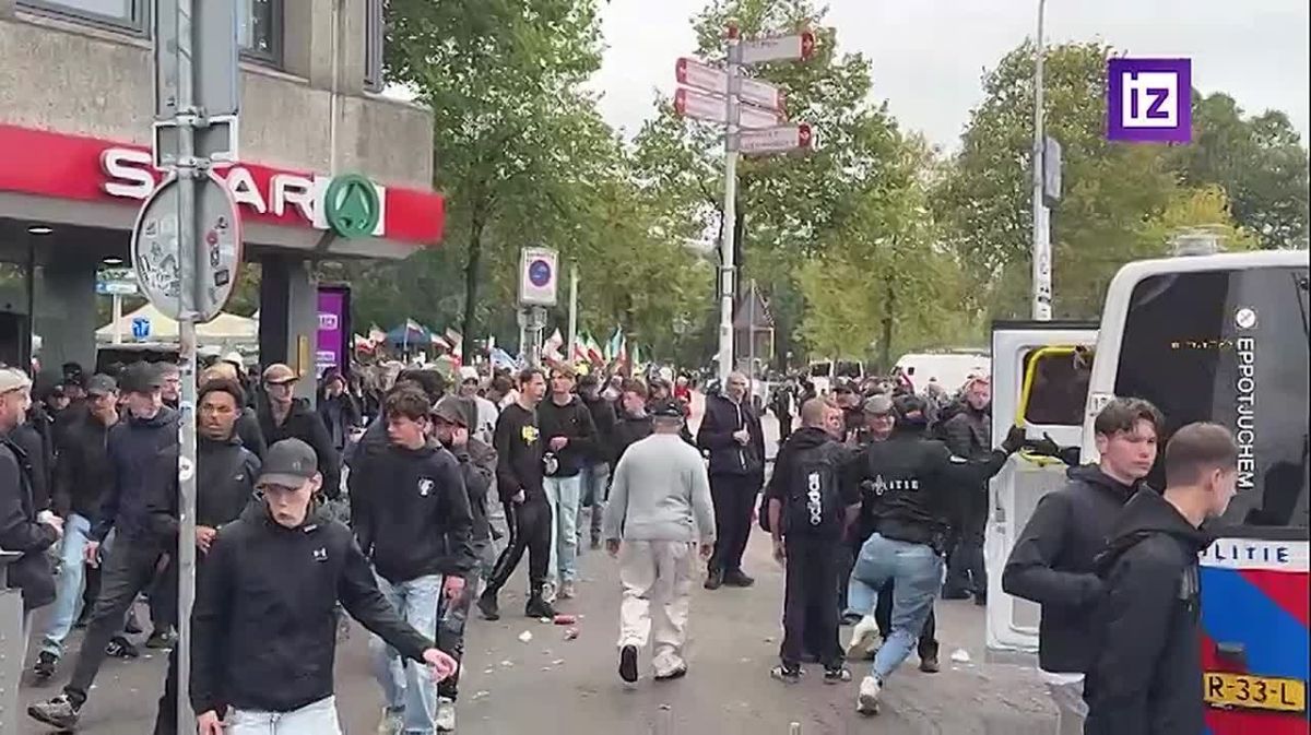 Поединки дорожными знаками, петарды и дымовые шашки: в Гааге полиция разогнала несколько сотен выступающих против миграционной политики