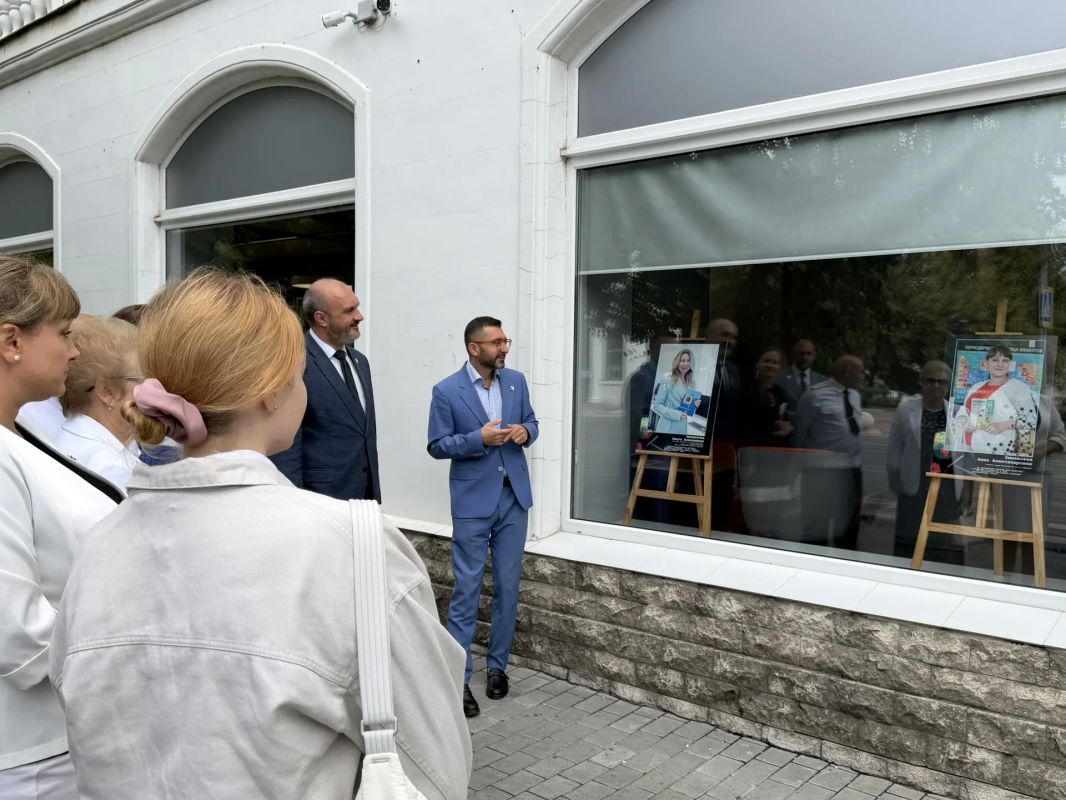 Инженеры человеческих душ. К предстоящему Дню учителя ПСБ совместно с Департаментом образования и науки города Севастополя подготовил фотовыставку о педагогах Города-Героя «Инженеры человеческих душ»