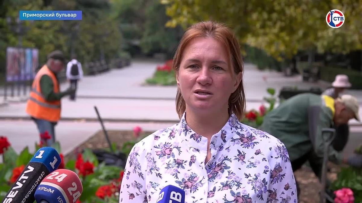 Цветники Севастополя готовят к осеннему обновлению Специалисты «Парков и скверов» начали убирать летние цветы, рыхлить почву и готовить клумбы к новым посадкам. Первыми обновляют партеры на Приморском бульваре