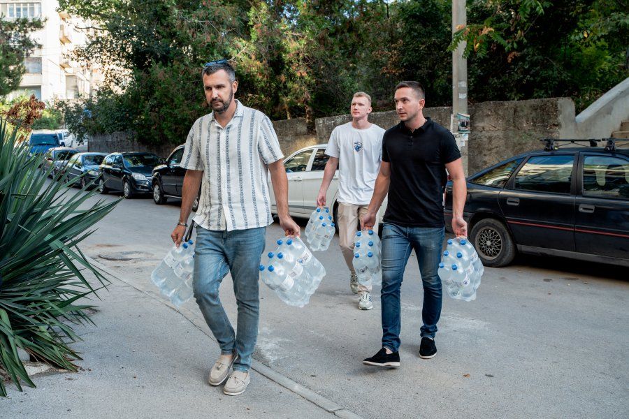 В укрытие на улице Генерала Коломийца доставили питьевую воду