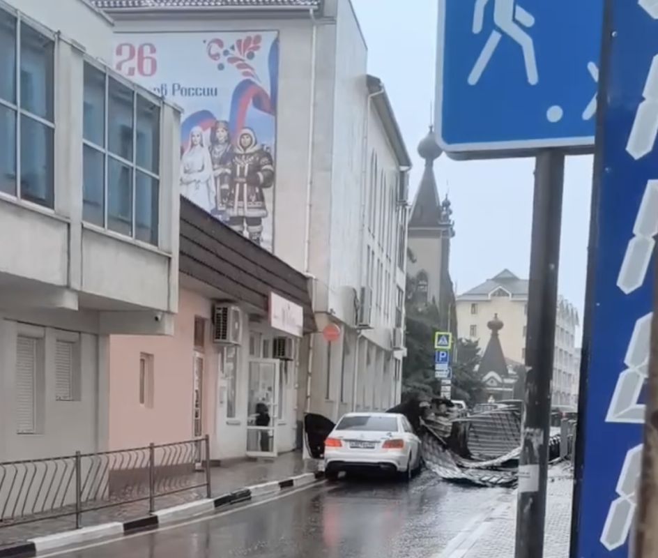 В Алуште из-за непогоды часть кровли рухнула на автомобиль