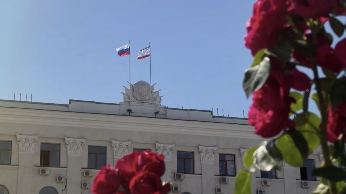 Республика Крым отмечает День флага и Герба