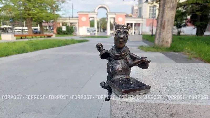 В Симферополе снова похитили бронзовую пчелу-шахматиста — одну из 60 миниатюрных фигурок, украшающих улицы города