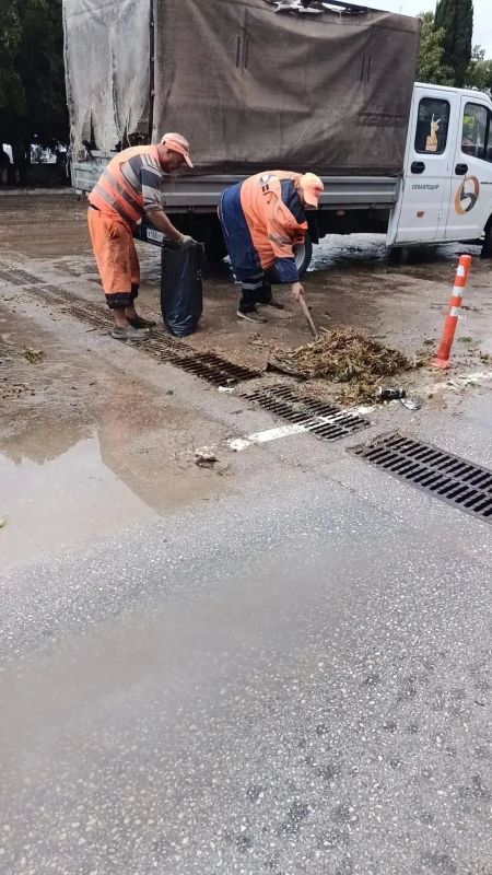 Более 540 специалистов устраняют последствия непогоды в Севастополе