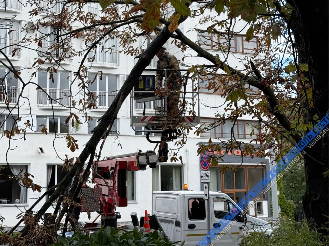 Коммунальные службы устраняют последствия вчерашней непогоды во всех районах Севастополя