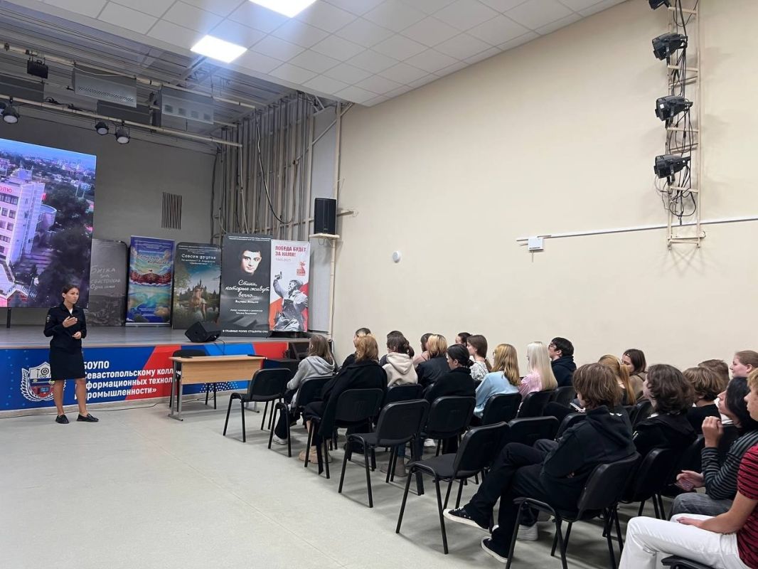 Полицейские провели для севастопольских студентов антинаркотическую лекцию