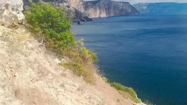 Турист застрял в ловушке на скалах Фиолента в Севастополе