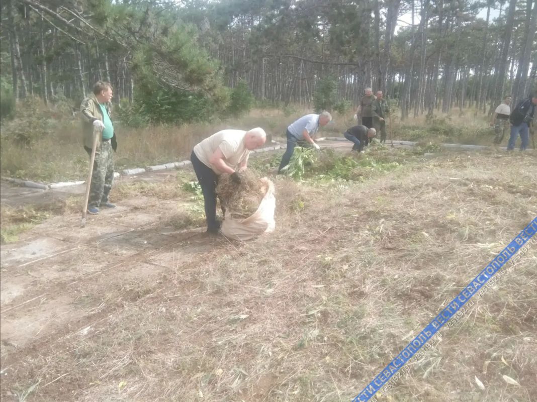 В Севастополе ветераны привели в порядок памятник курсантам ВМУБО к Дню пожилого человека