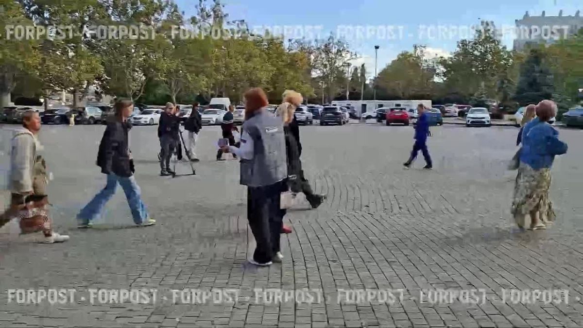 Жители и гости Севастополя получили памятные тематические открытки в честь Дня воссоединения ДНР, ЛНР, Запорожской и Херсонской областей с Россией