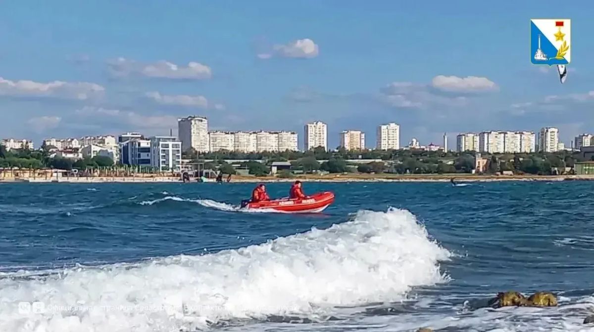 Спасатели «Омеги» отработали управление лодкой в сложных условиях