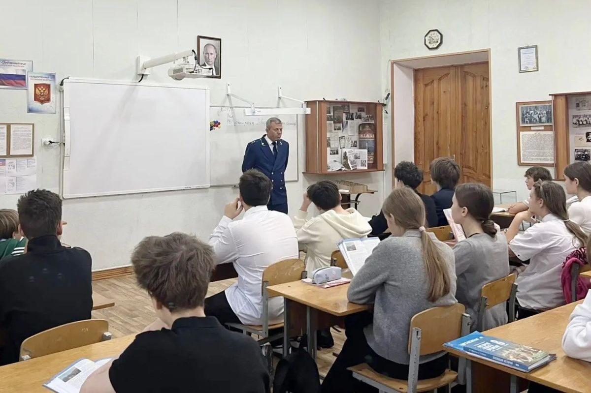 Прокурор Ленинского района Алексей Казаков провел профилактическую беседу с учениками 7-8 классов ГБОУ г. Севастополя «Средняя образовательная школа № 3 с углубленным изучением английского языка имени Александра Невского»