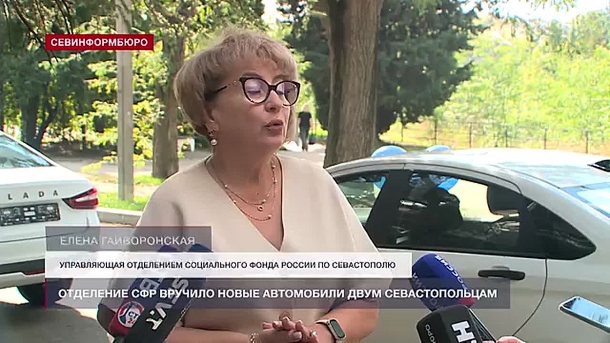 Двум севастопольцам, пострадавшим на производстве, вручили новые автомобили