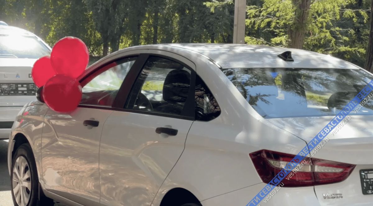 В Севастополе двум пострадавшим на производстве вручили новые автомобили