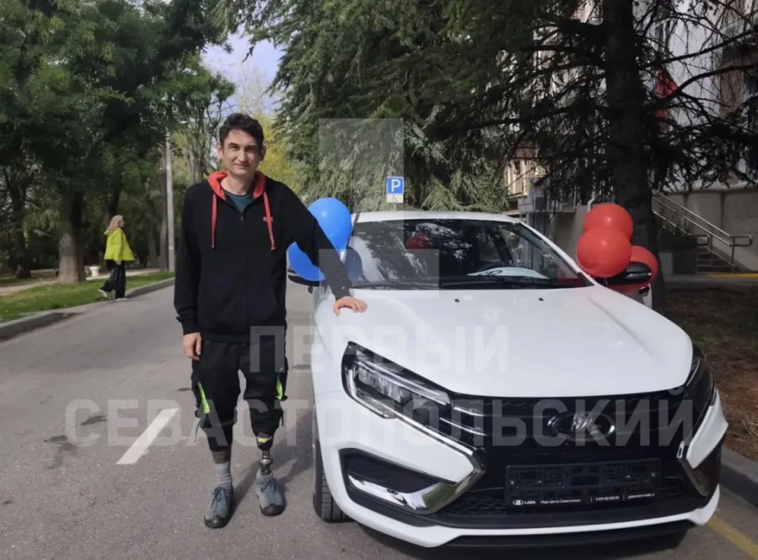 В Севастополе Софонд передал ключи от новых автомобилей Lada Vesta двум жителям города, пострадавшим на производстве