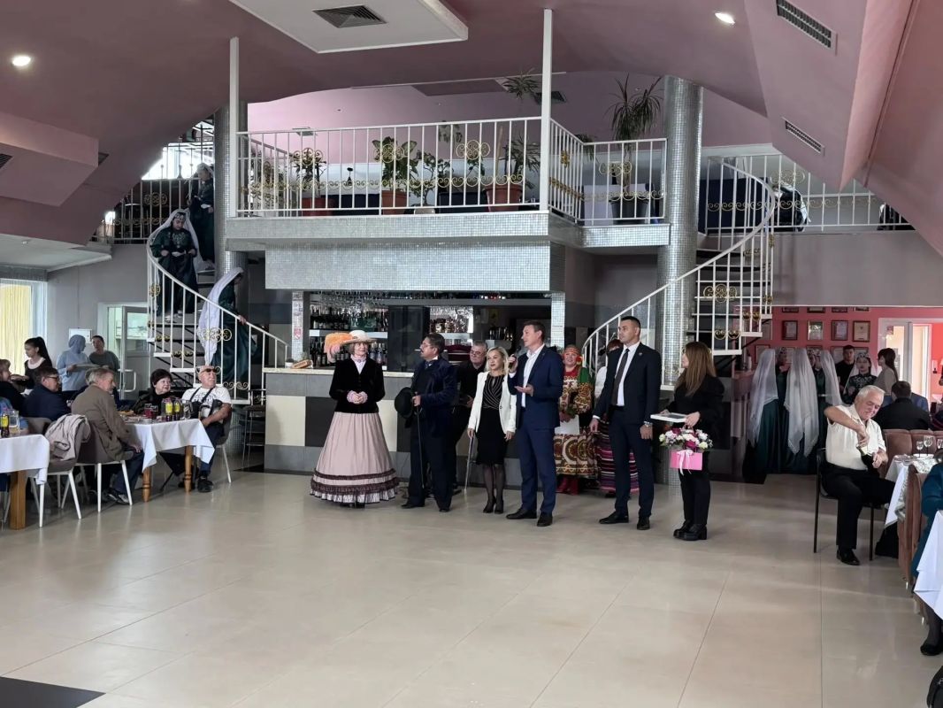 Сегодня, 1 октября, мы от всего сердца поздравляем старшее, мудрое поколение нашего округа с праздником добра и уважения