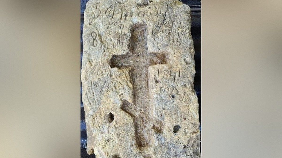 Надгробие XIX века или новодел советских лет? Житель Севастополя за 1 миллион продает камень с крестом