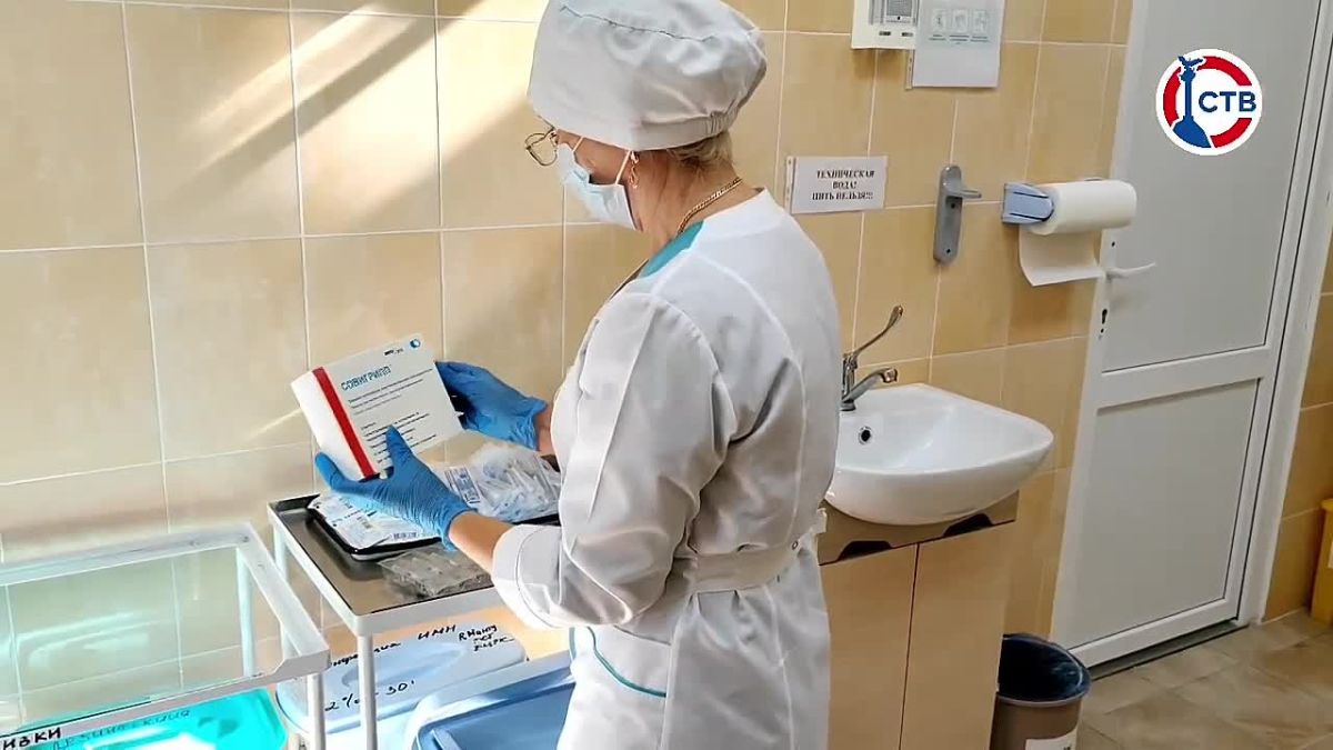 В школах Севастополя детям делают прививки от гриппа Медработники проводят вакцинацию в школах и детских садах. Прививка помогает снизить риск тяжелого течения инфекции, госпитализации и распространения вируса в детских...