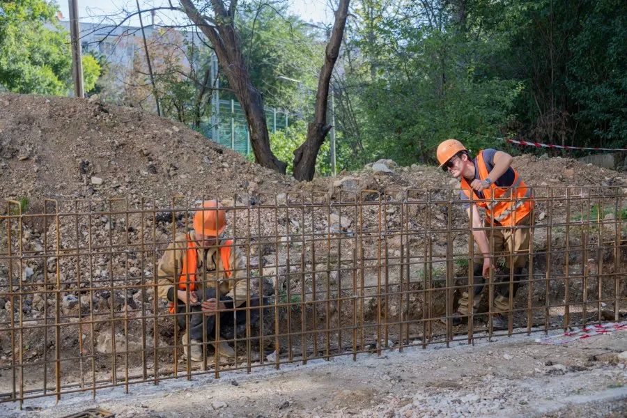 Подрядная организация начала ремонт подпорной стены на улице Боцманской