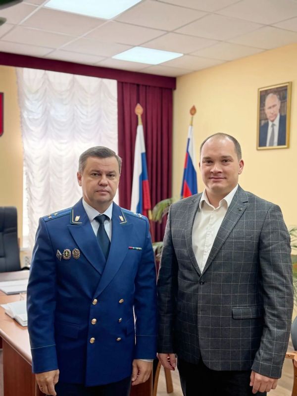 Илья Пестерников: На рабочей встрече с заместителем Южного транспортного прокурора Александром Васильевичем Корнюшкиным обсудили обращения предпринимателей, разобрали конкретные ситуации и наметили возможные решения