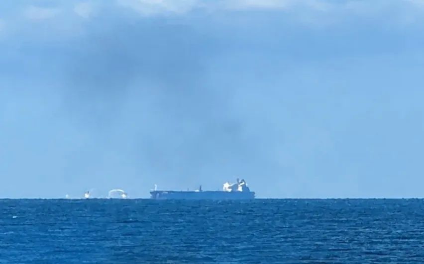 Росприроднадзор не выявил загрязнения моря в Сочи после пожара на танкере «Афрамакс Рио»