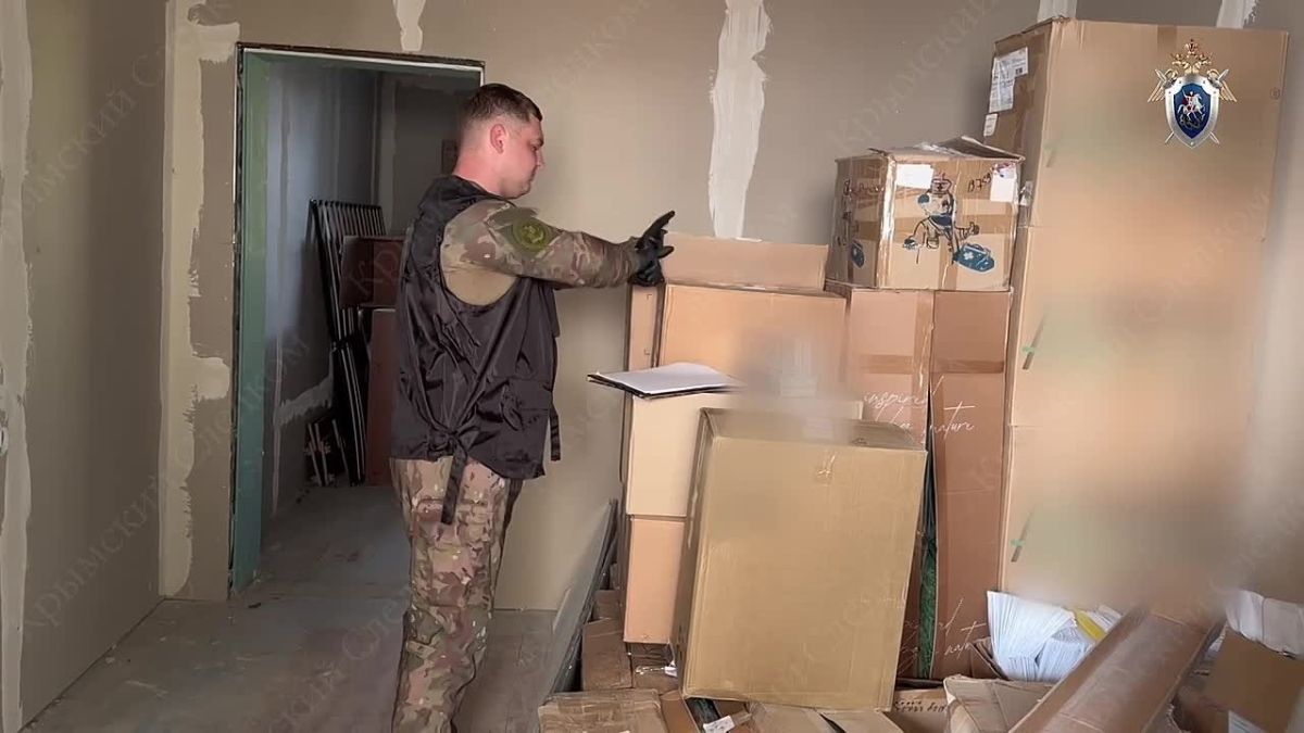 В Севастополе двое мужчин хранили более 100 тысяч пачек немаркированных сигарет на сумму свыше 15 млн рублей