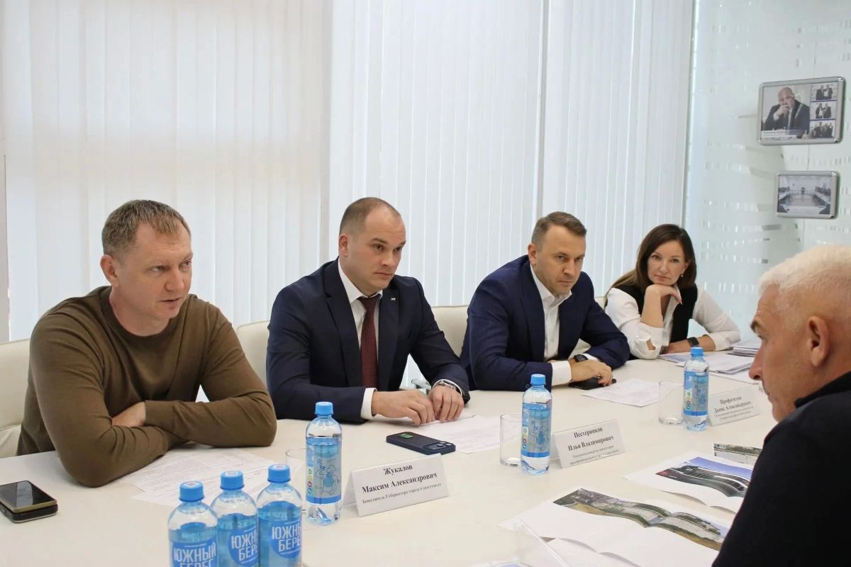 Илья Пестерников: Накануне совместно с заместителем Губернатора города Севастополя Максимом Жукаловым и исполняющим обязанности заместителя Губернатора города Севастополя Денисом Профатиловым провели приём предпринимателей