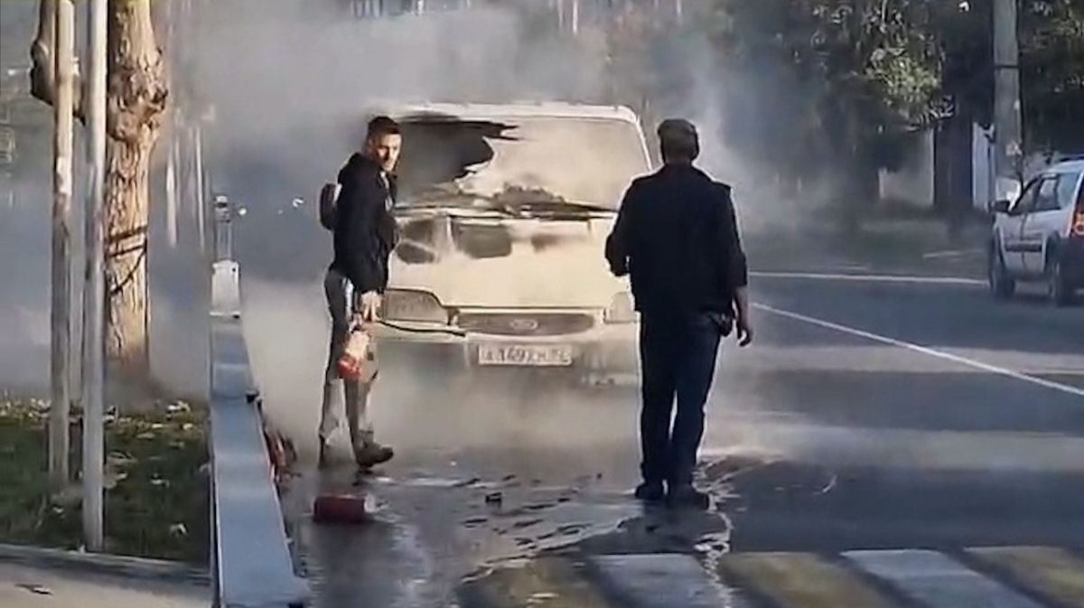 Микроавтобус вспыхнул на ходу в Симферополе