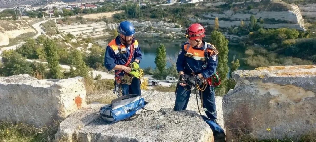 Севастопольские спасатели отработали подъём пострадавшего со скалы