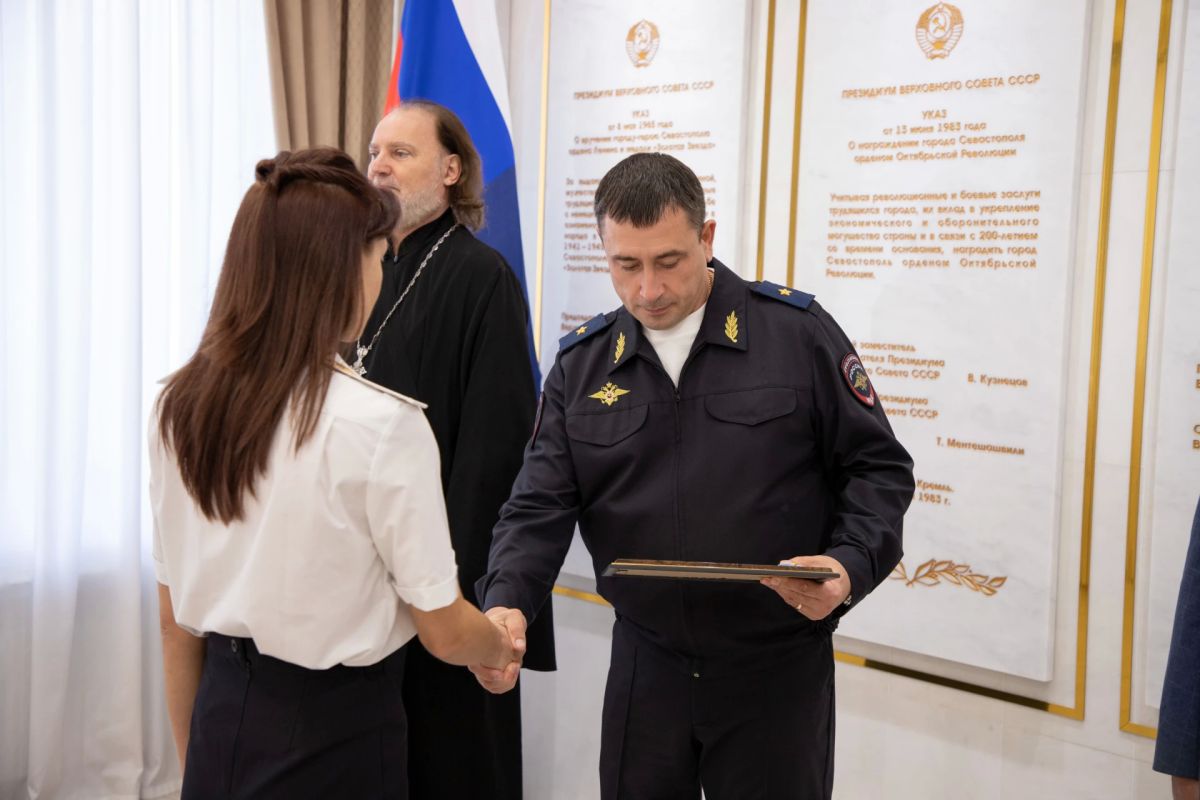 Начальник УМВД России по г.Севастополю генерал-майор полиции Сергей Сигунов вручил новые погоны сотрудникам ОВД, получившим первые офицерские звания