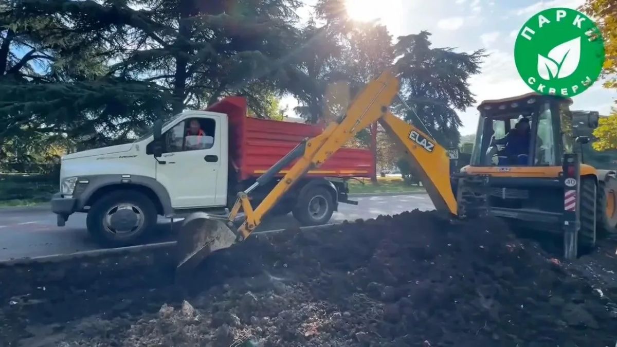 На Приморском бульваре идёт масштабная работа по обновлению цветников — на основных клумбах выполняют замену грунта