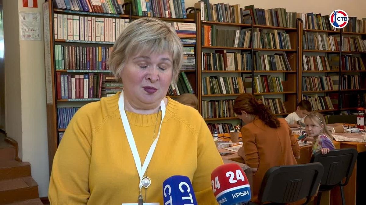 В библиотеках Севастополя проходят творческие занятия для семей военнослужащих Участники расписывают керамику, создают витражи и выжигают узоры по дереву
