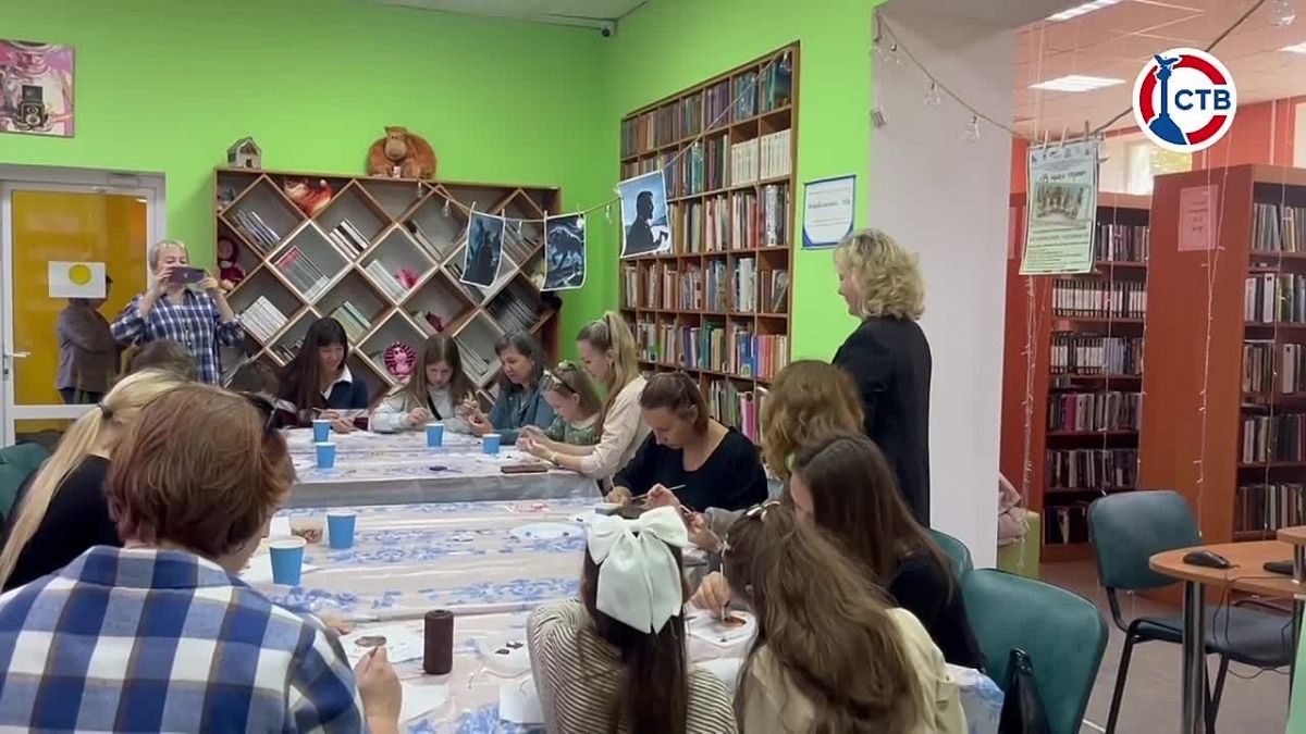 В рамках проекта «Библио/Осень» в Севастополе проходят творческие мастер-классы В библиотеке-филиале № 3 участники осваивают роспись керамических изделий