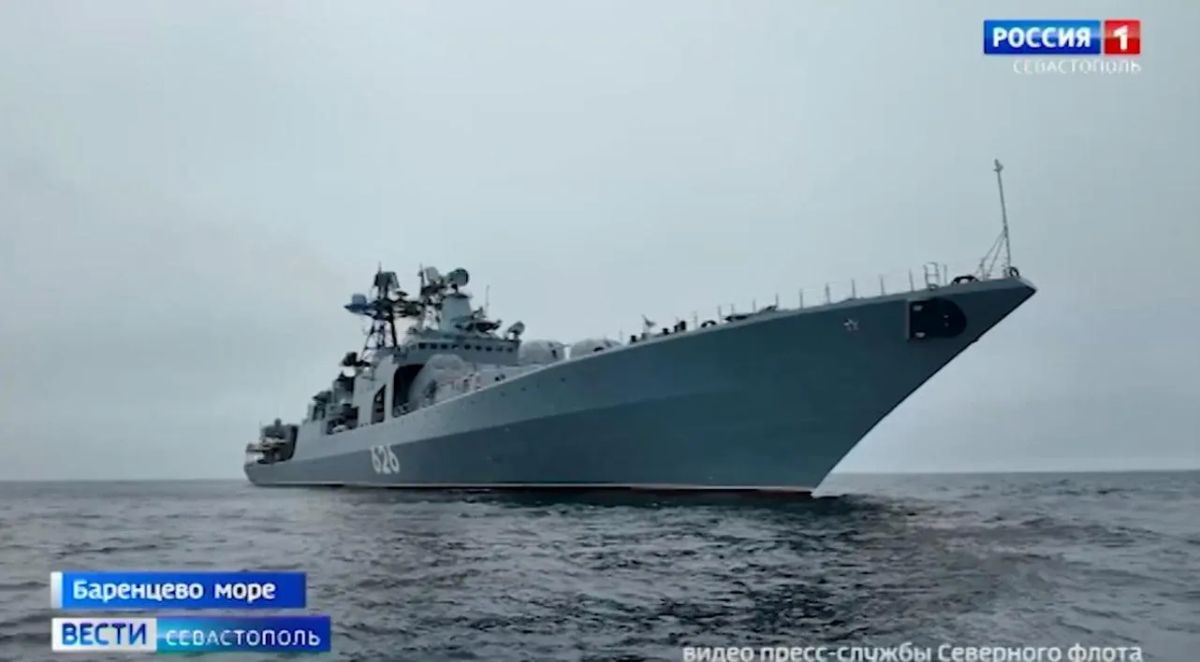 Северный флот провёл учения и продолжил поход в Арктике