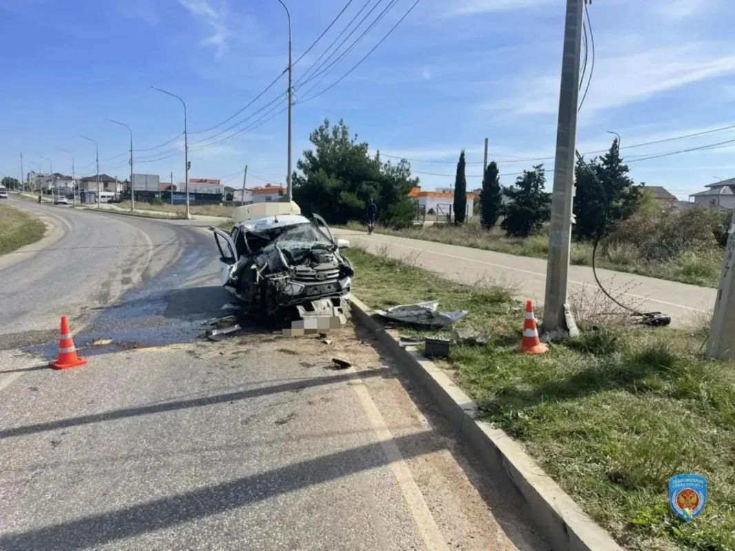 Водитель легковушки потерял контроль и врезался в световую опору под Севастополем