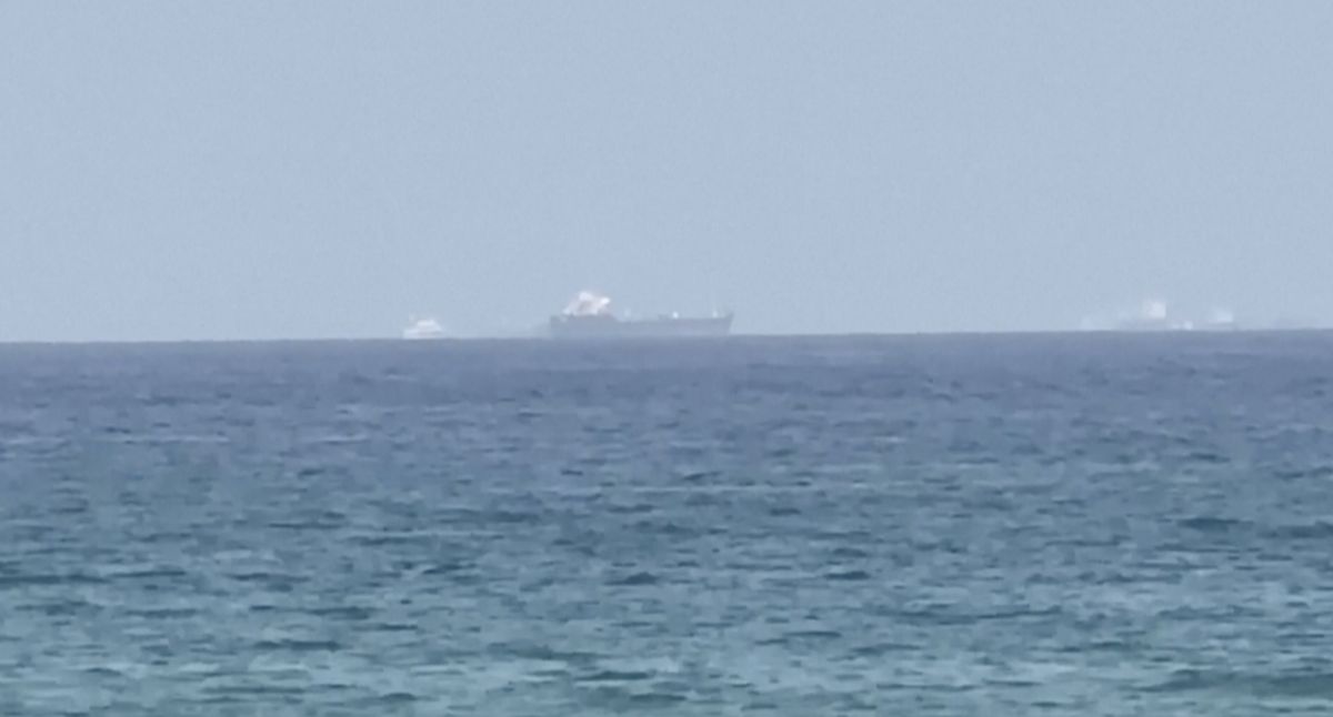 Танкер с нефтью подорвался на морской мине в Ормузе