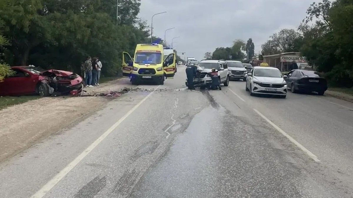 В Севастополе столкнулись Mazda и Skoda: пострадали три человека
