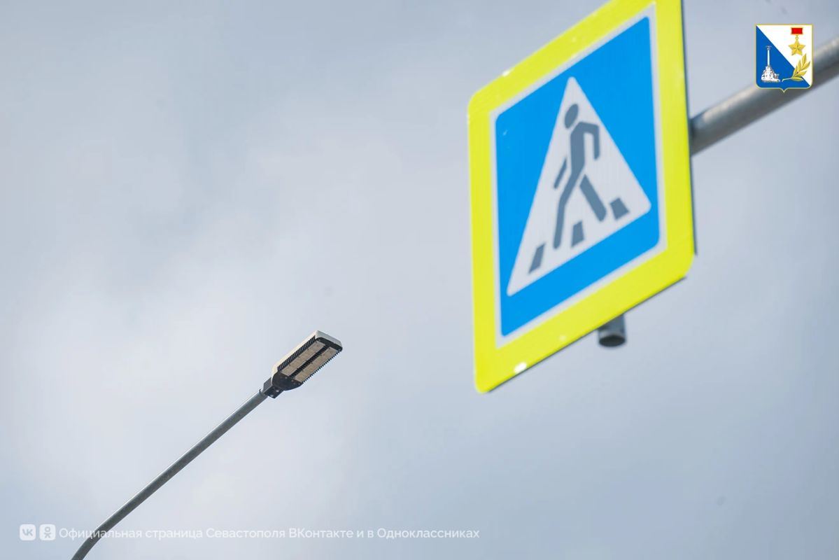 На переходах и остановках Севастополя устанавливают автономное освещение