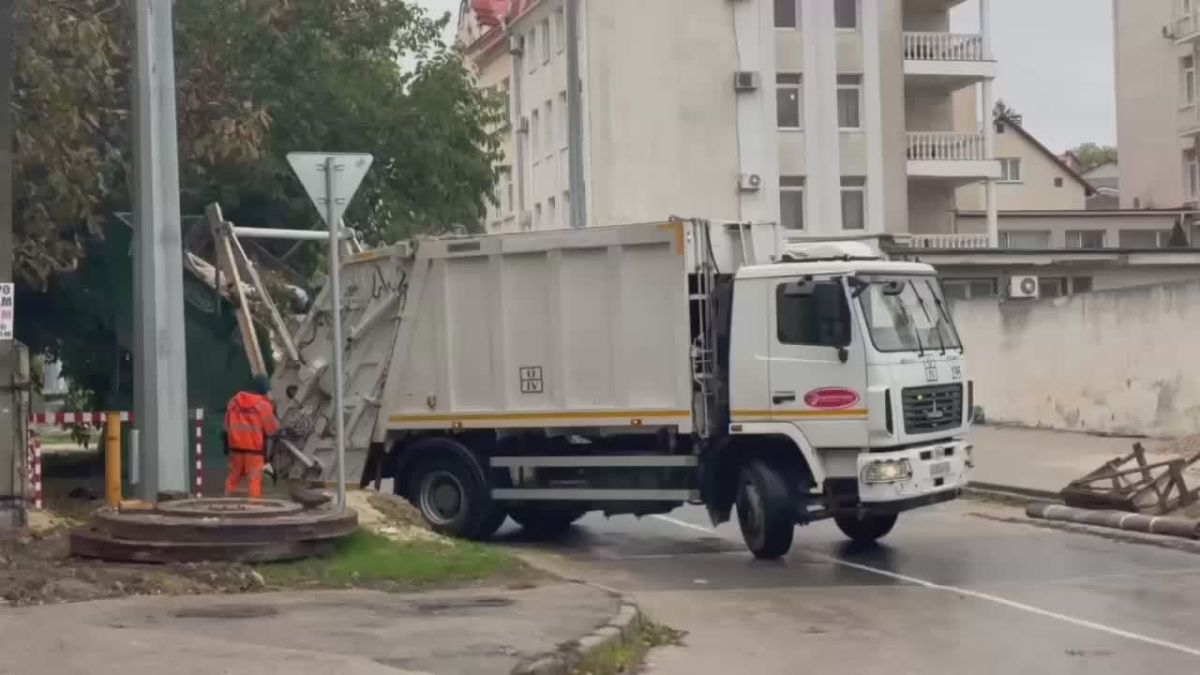 Более 376 тонн мусора вывезли с контейнерных площадок в Севастополе - полигон принял 99 машин