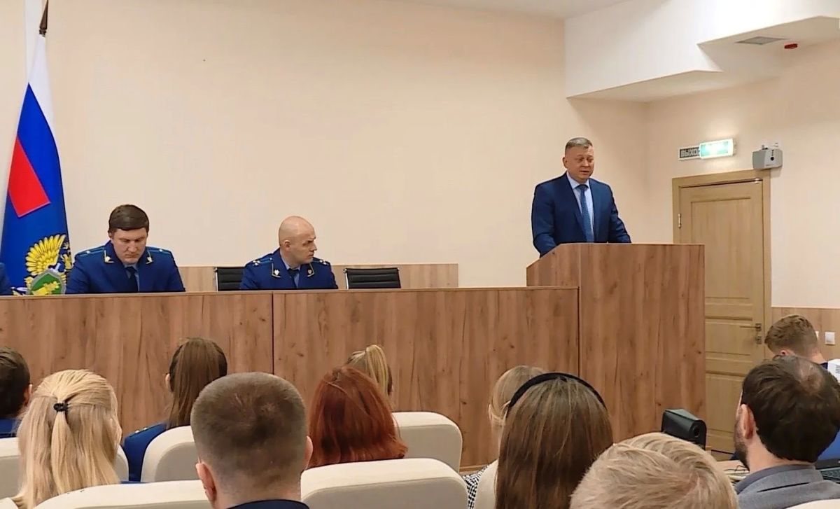 В прокуратуре Гагаринского района города Севастополя состоялась встреча молодых специалистов с пенсионером надзорного ведомства