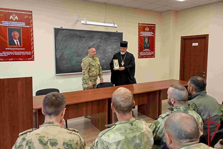 Православный священнослужитель встретился с росгвардейцами в Севастополе