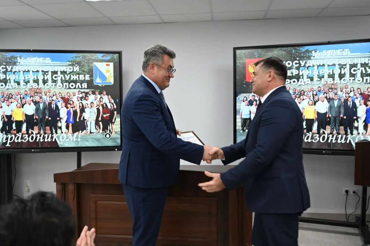 Николай Приставка: По поручению Губернатора Михаила Владимировича Развожаева вручил сотрудникам государственной ветеринарной службы Севастополя благодарности и благодарственные письма Губернатора Севастополя за...