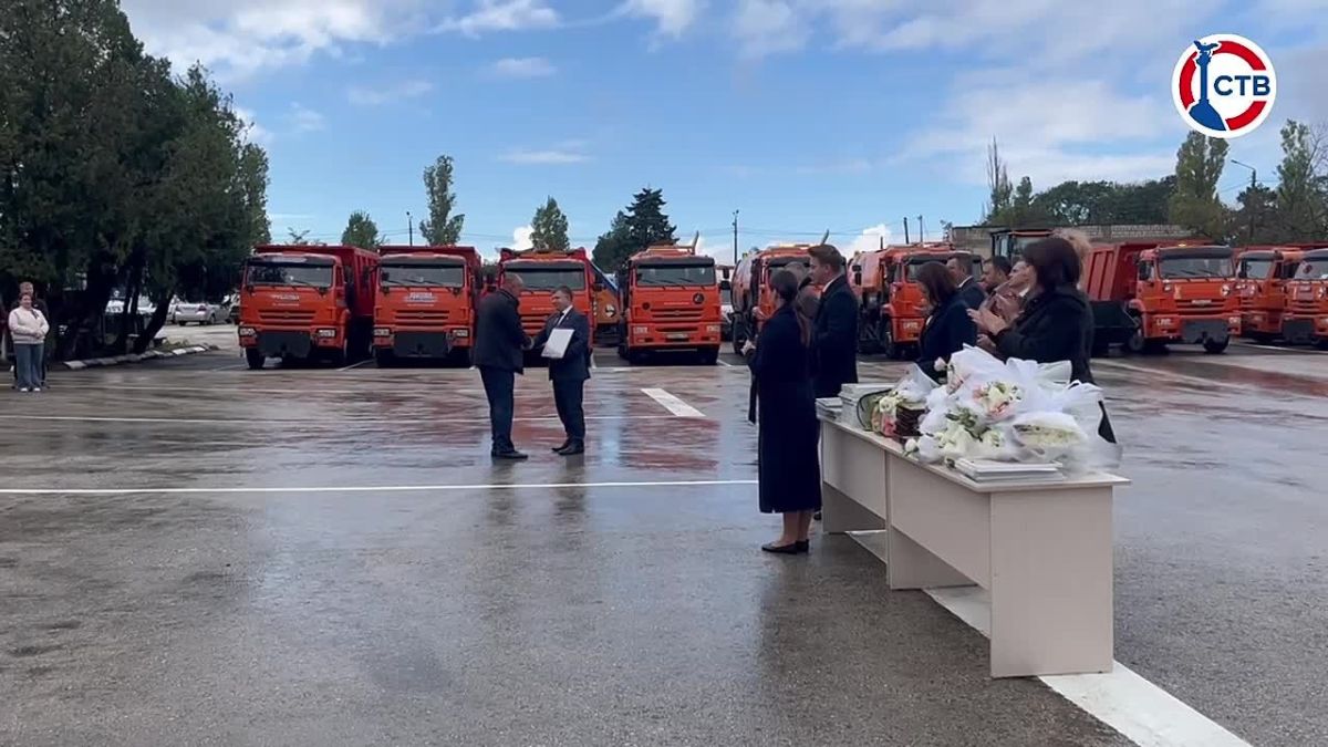 Ко Дню работника дорожного хозяйства сотрудников «СевАвтодора» отметили грамотами и благодарностями По поручению губернатора Михаила Развожаева награды дорожникам вручили и.о. первого замгубернатора Алексей Парикин и и.о....