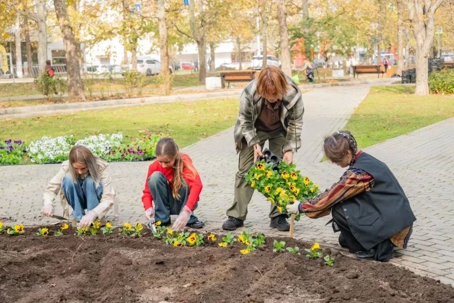 В Севастополе детские рисунки превратили в цветочные клумбы