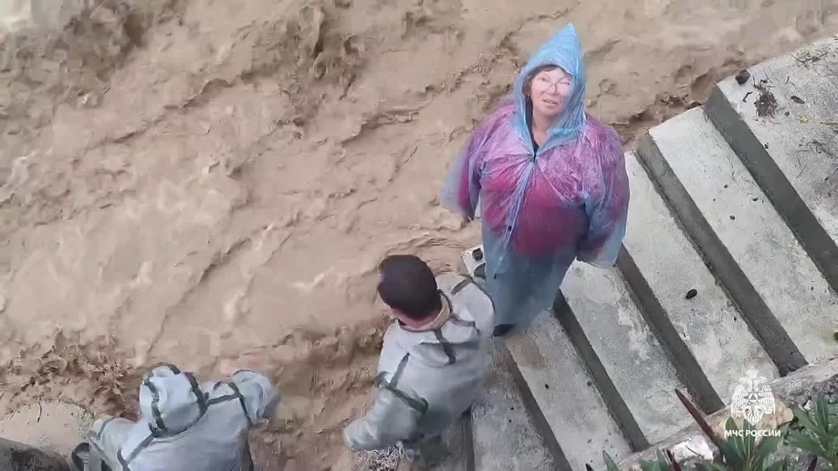 В Кореизе из затопленных домов эвакуировали пять человек, включая ребёнка