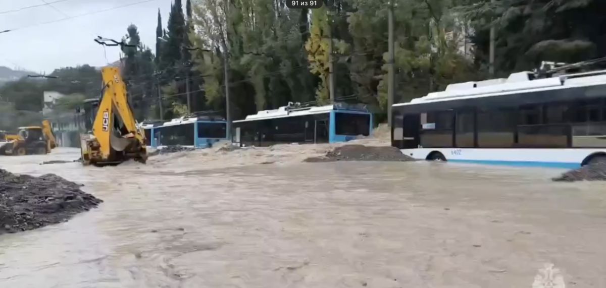 Троллейбусный парк в Ялте ушёл под воду из-за мощных ливней