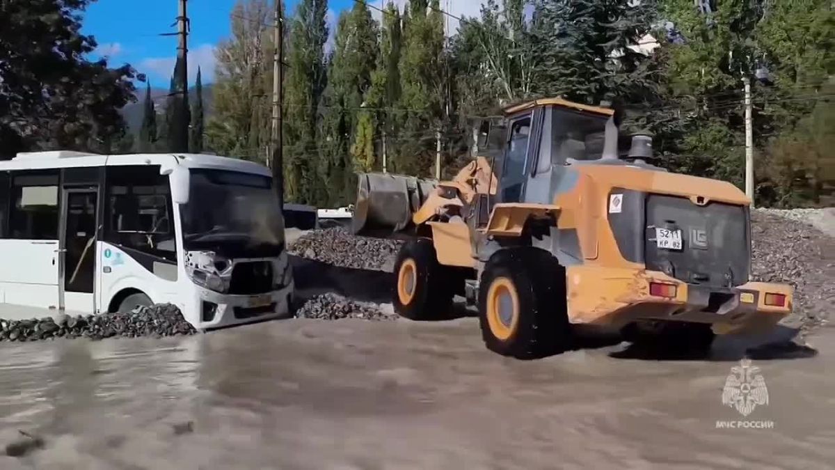 Спасатели ликвидируют последствия ЧС в троллейбусном парке в Ялте